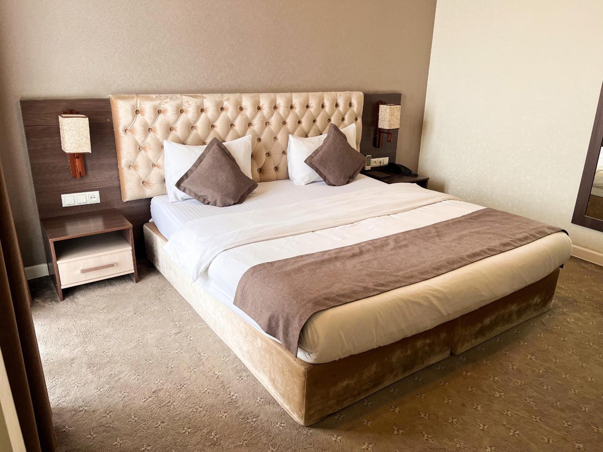 Hotel Fn Shymkent Bagian luar foto