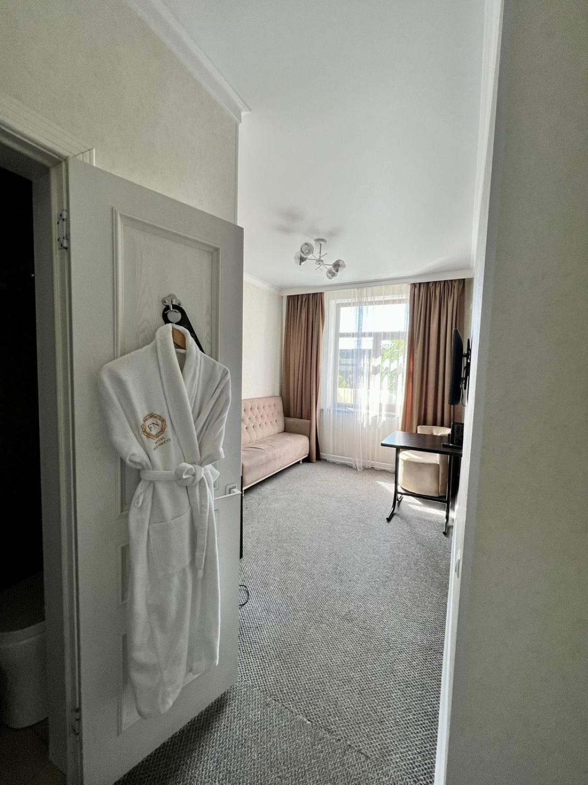 Hotel Fn Shymkent Bagian luar foto