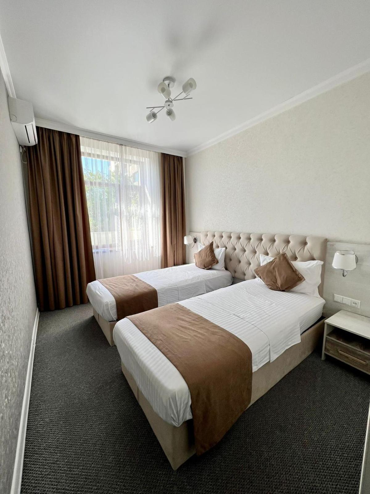 Hotel Fn Shymkent Bagian luar foto